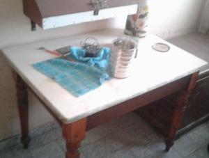 VENDO MESA DE MADERA CHICA !!!!