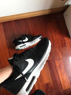 Zapatillas Nike negras y blancas