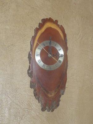 Reloj de pared en madera de tronco 32 cm de largo - pila AA
