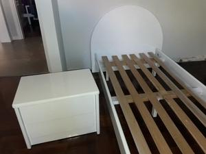 Vendo cama una plaza y mesa de luz