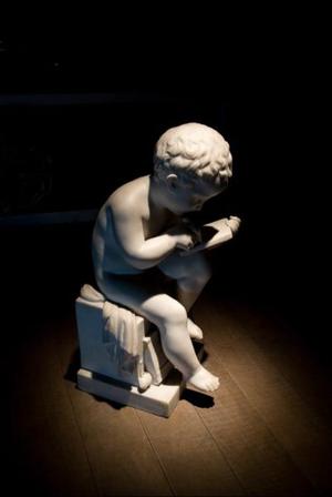 Bellísima Escultura de Niño reposando en Mármol de