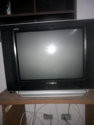 Televisor y repisa