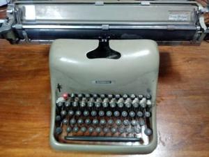 Antigüa máquina de escribir Olivetti Lexikon 80