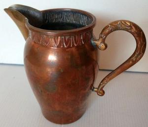 Antigua jarra o anfora de cobre y pico de bronce