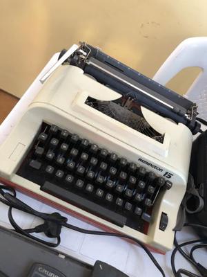 Maquina de escribir antigua en muy buen estado
