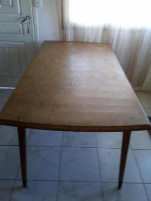 Mesa de excelente madera y muy fuerte - Medidas 1.55 x.90 cm