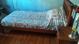 VENDO CAMA PLAZA y 1\2 + MESA DE LUZ