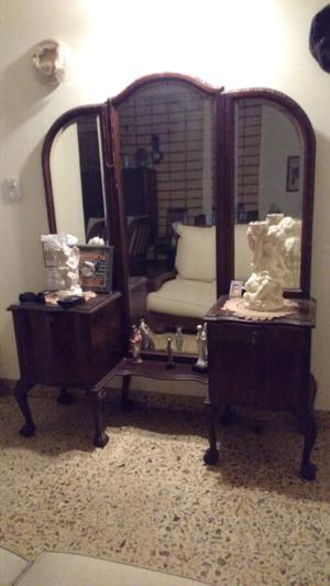 Antiguo mueble chipendal con espejo biselado