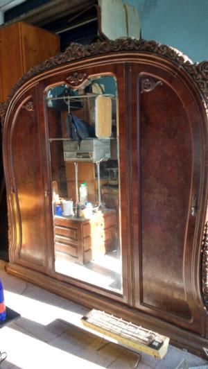 Antiguo ropero de roble con espejo biselado