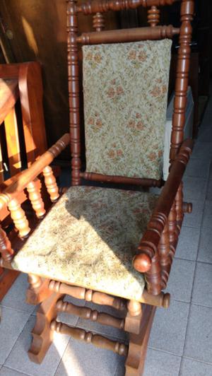 Antiguo sillón hamaca de roble estilo colonial