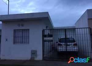 Casa en Alquiler 1 dormitorio, con cochera descubierta.-