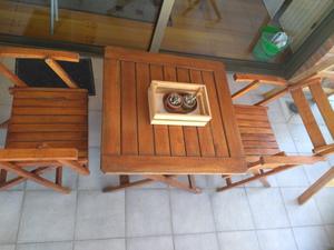 Juego de mesa y sillas de madera