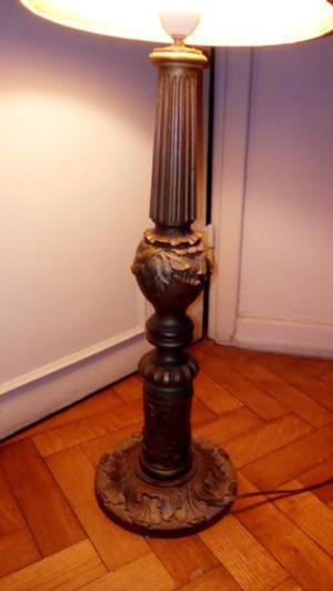 Lámpara antigua de madera y yeso torneada