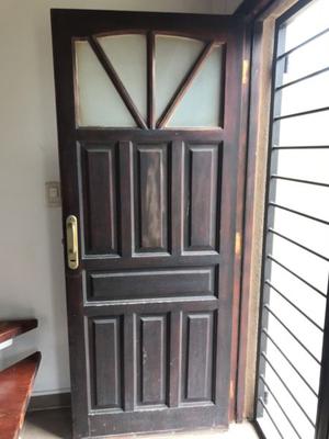 Puerta de cedro con cerradura y manija y manijon