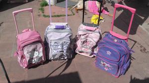 Cuatro mochilas con rueditas