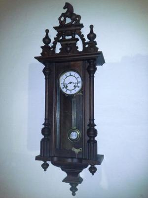 Reloj antiguo de pared a pendulo aleman funcionando