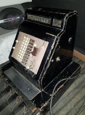 Antigua maquina registradora y Timbradora de cheques.
