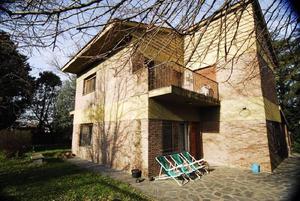 Casa Quinta en Dos Plantas Sobre 2.700 m² - Moreno Norte