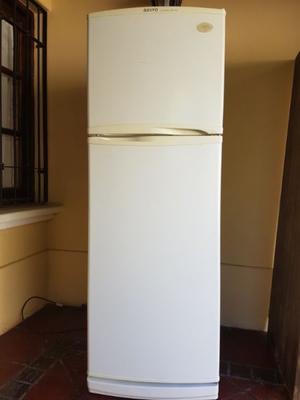 HELADERA CON FREEZER SANYO