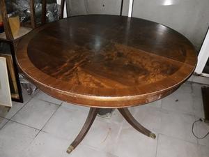 Vendo mesa redonda antigua que se agranda madera maciza + 4