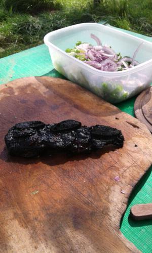 Azado quemado por fuera y crudo por dentro