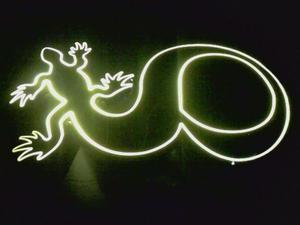 cartel luminoso iguana