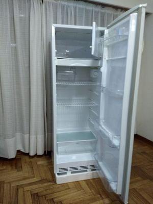 heladera con congelador Patrick HPK-32 de 277 litros, usada.