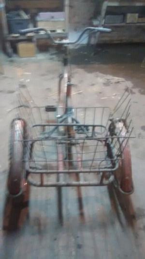 Bicicleta antigua tricargo