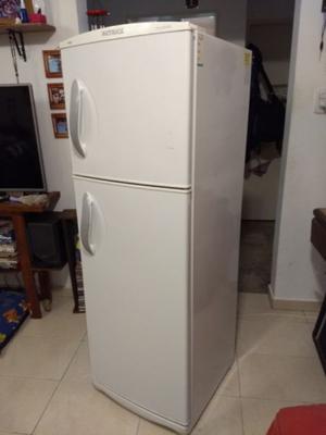 HELADERA CON FREEZER MODELO 