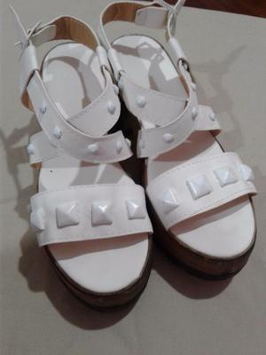 Hermosas sandalias blancas