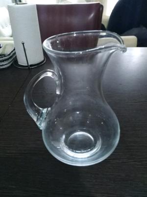 Tres jarras de vidrio
