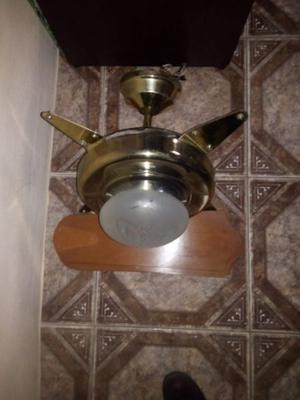 Ventilador marrón y detalles dorados