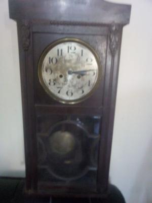 reloj de pendulo muy antiguo funcionando