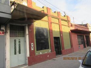 Casa con Local a la calle, patio y jardín al fondo