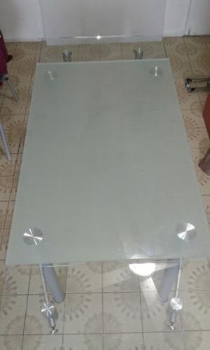 Mesa extensible vidrio con detalle traslúcido