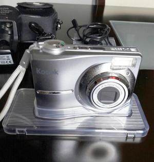 Cámara digital c/ zoom y cargador de pilas Kodak