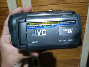 Se vende vídeo camara JVC modelo GR-D890UA
