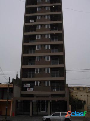 Cochera en edificio de Av. Alsina 835.- Banfield Este