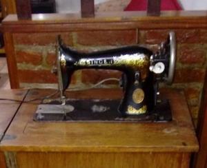 Maquina de coser Singer con mueble mesita