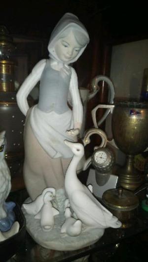 Porcelana lladro alimentando a los patos