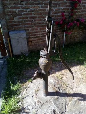 Bomba de agua antigua