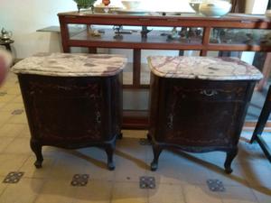 Dos mesas de luz estilo Luis XV antiguas, con mármoles