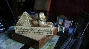 Figura De La Esfinge Traida De El Cairo En Piedra