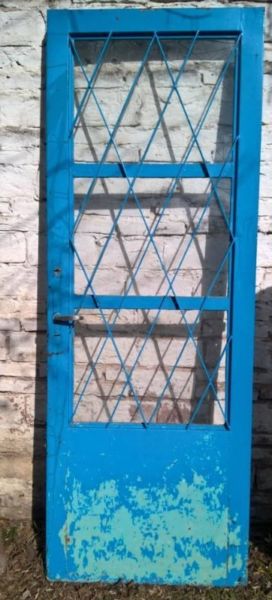 Puerta de chapa con vidrio  x 75cm, con 2 cerraduras,