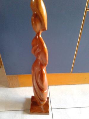 VENDO FIGURA ESCULTURA DE MADERA LUSTRADA, DE 52 cm DE ALTO.