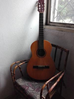 Guitarra criolla con funda.