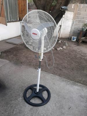 Vendo Ventilador de pie impecable