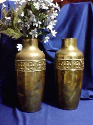 antiguos jarrones de bronce labrado