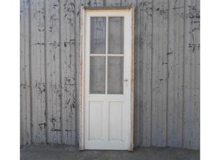 Antigua puerta tipo crucero de madera en cedro con marco