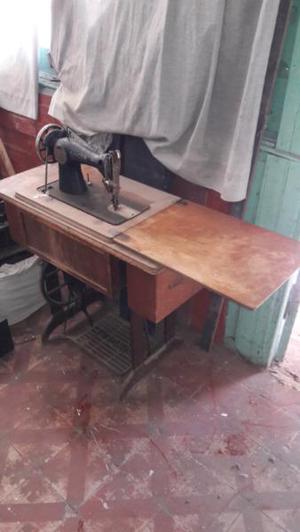 Maquina De coser tallada los canjocitos antigua